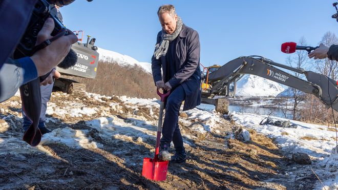 Endelig i gang: Statsråden tok første spadetak for Tromsøs nye innfartsvei