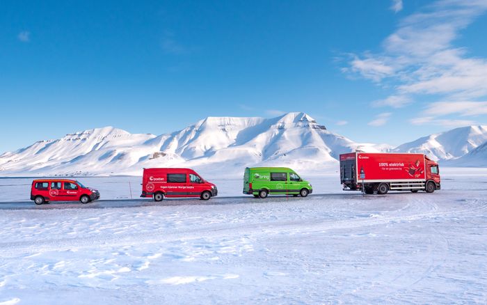 Posten har satt en elektrisk 19-tonns lastebil fra Scania i drift på Svalbard. Her foran de elektriske varebilene som Post4en har i drift på øygruppen.