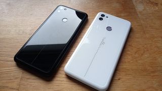Bakdelsel på to telefoner, en sort og en hvit