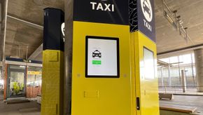 De nye digitale taxiautomatene på Oslo lufthavn, der reisende kan bestille en taxi som så kommer og plukker dem opp til avtalt pris.