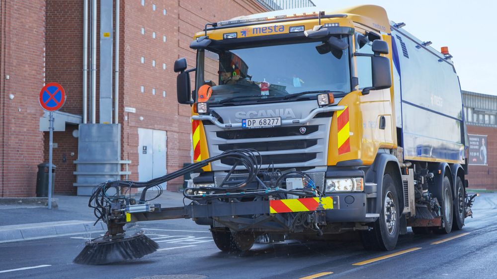 Vårrengjøringa på E6 og E18 i Østfold og Follo er i gang.