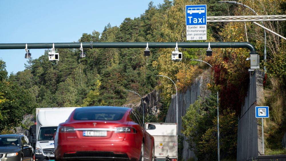 Regjeringen vurderer å fjerne rabatten for elbiler i bomringene i storbyene.