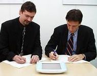 Opera-direktør Jon von Tetzchner og Ericssons Björn Krylander signerer avtale.