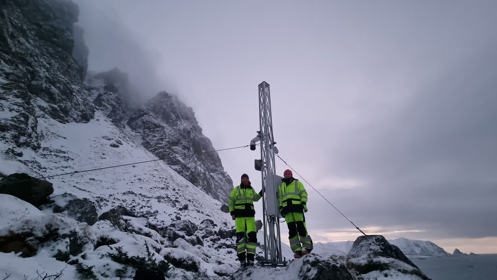 Lars Krangnes og Ragnhild Lie under monteringen av radarovervåkningen på Andøya i februar i år.