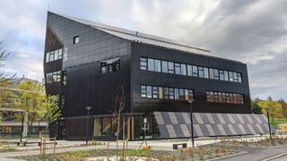 Dette bygget i Trondheim har 701 solcellemoduler og et helt spesielt termisk batteri