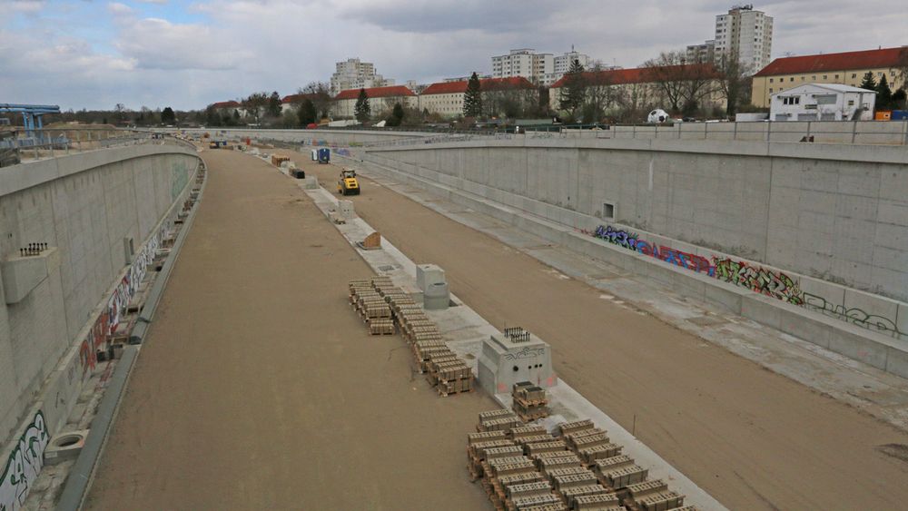 Autobahn A100s 16. byggetrinn bygges nå videre nordover inn i Berlins tettbebyggelse. Vegen er 3170 meter lang, derav 400 meter med åtte og 2770 meter med seks felt. 