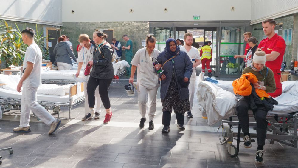 Dette er aktuttmottaket på Mørkved universitetssykehus – som egentlig er hovedinngangen på Nord universitet i Bodø, gjort om til sykehus knyttet til Øvelse Nord 2022. I løpet av få timer hadde studentene 55 skadde personer inne etter terrorangrep.