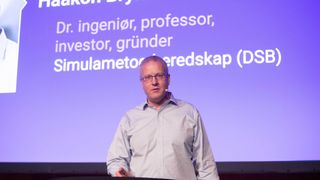 Professor, Dr. ingeniør, investor og gründer Haakon Bryhni på scenen under Inside Telecom-konferansen 22. april 2022. 