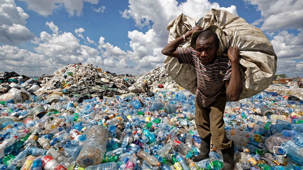 – Sannheten er at det aller meste av plasten kan ikke resirkuleres. Andelen som resirkuleres, har aldri oversteget 9 prosent, sier riksadvokat Rob Bonta i California.