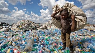 Etterforsker oljeselskaper for plastforurensning: – Har visst om problemene siden 1970-tallet