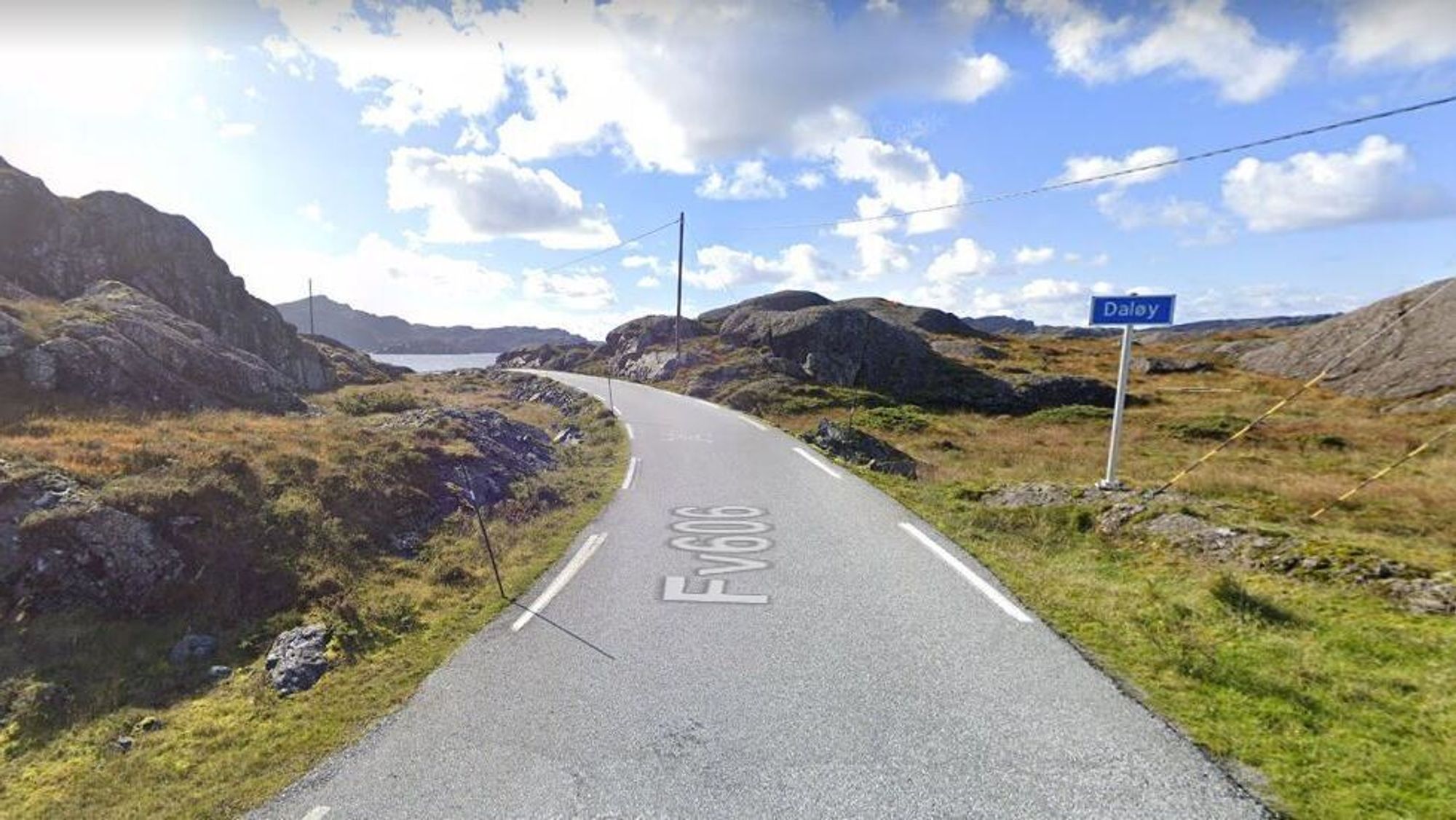 Bilde fra dagens vei rett nordøst for Daløy fergeleie. Den nye veien skal koble seg på dagens vei her et sted.