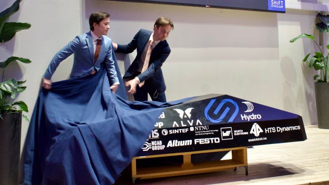 Studentorganisasjonen Shift Hyperloop under avdukingen av deres hyperloop-pod Valkyrje.