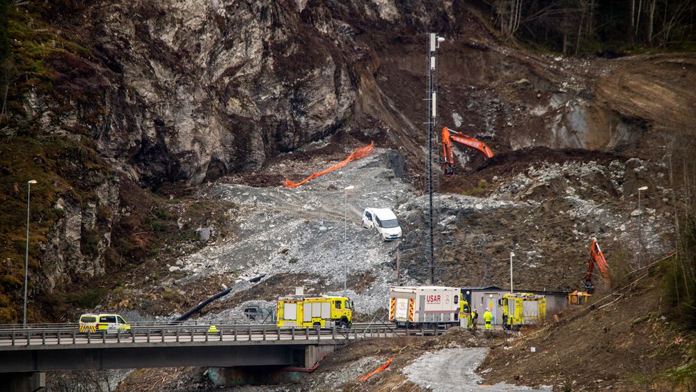 En bil ble tatt av et jord- og steinras på nordsiden av Stavsjøfjelltunnelen langs E6 i Malvik onsdag, men ingen kom alvorlig til skade.