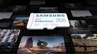 Samsung Pro Endurance microSDXC-kort på toppen av flere videoavspillinger.