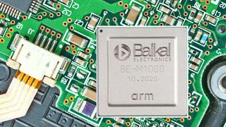 ARM-basert Baikal-prosessor over et hovedkort.