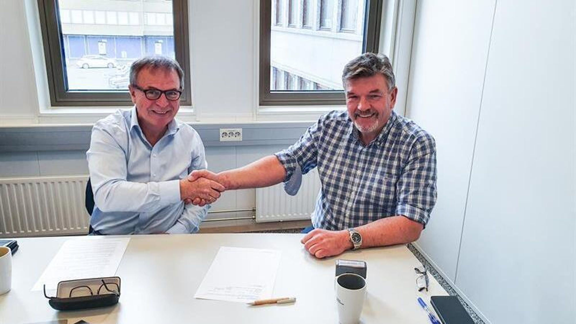 Vant kontrakt: Dag Søbstad (t.v.) og Olaf Rovik signerer kontrakten om bygging av strekningen Tanem-Tulluan.