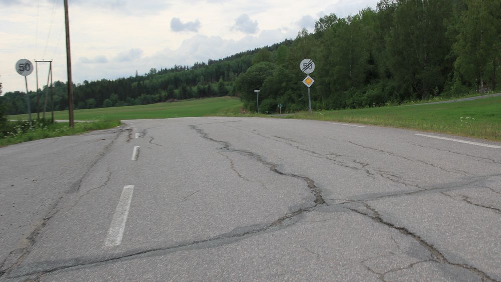 En fylkesvei et sted i Innlandet, men ikke en av de tre omtalte strekningene.