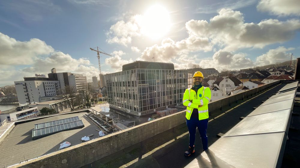 Erfaringen med solfangere på taket av Olav Kyrres gate 19 (Svømmehallbygget) er så gode at rådhuset bak Zakarias Chibbsa skal kles med solceller på tak og fasader. – 37 prosent av energien i rådhuset skal dekkes av solenergi, sier prosjektlederen. 