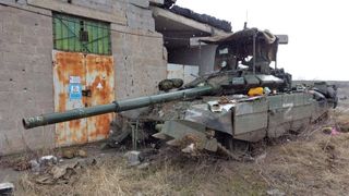 Russisk stridsvogn etterlatt i Ukraina i begynnelsen av mars 2022.