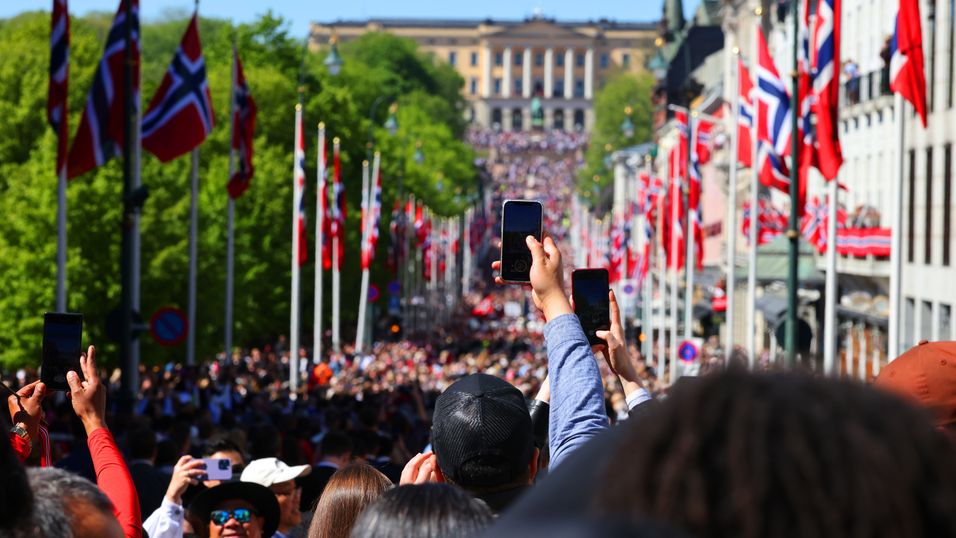 Mobiltelefonen er viktig når nordmenn feirer 17. mai i 2022.