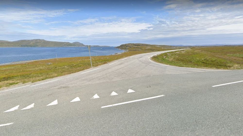 Her tar fylkesveien på drøye tre kilometer til Repvåg av fra E69 på Porsangerhalvøya.