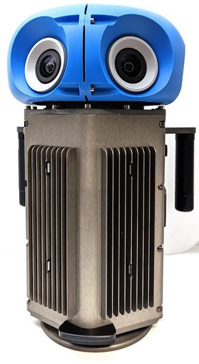 Et håndholdt kamera med blått hode med kameraer og metallboks rundt resten av hardwaren.