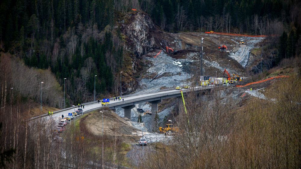En bil ble tatt av et jord- og steinras på nordsiden Stavsjøfjelltunnelen langs E6 i Malvik.