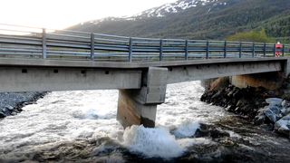 Brua på E6 i Nord-Troms har fått det vegvesenet beskriver som en alvorlig knekk.