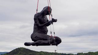 Se statuen på 18 tonn bli løftet over Akerselva