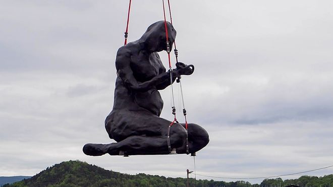 Se statuen på 18 tonn bli løftet over Akerselva