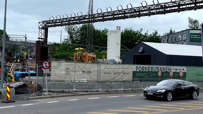 En ny bomstasjon er under oppføring på Skøyen rett ved der Fornebubanen nå bygger Skøyen stasjon. 6,2 milliarder kroner av bompengerinntektene de neste fire årene skal gå til å bygge banen.