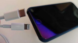 EU-avtale i boks: Høsten 2024 blir USB-C standard også for Iphone-laderne