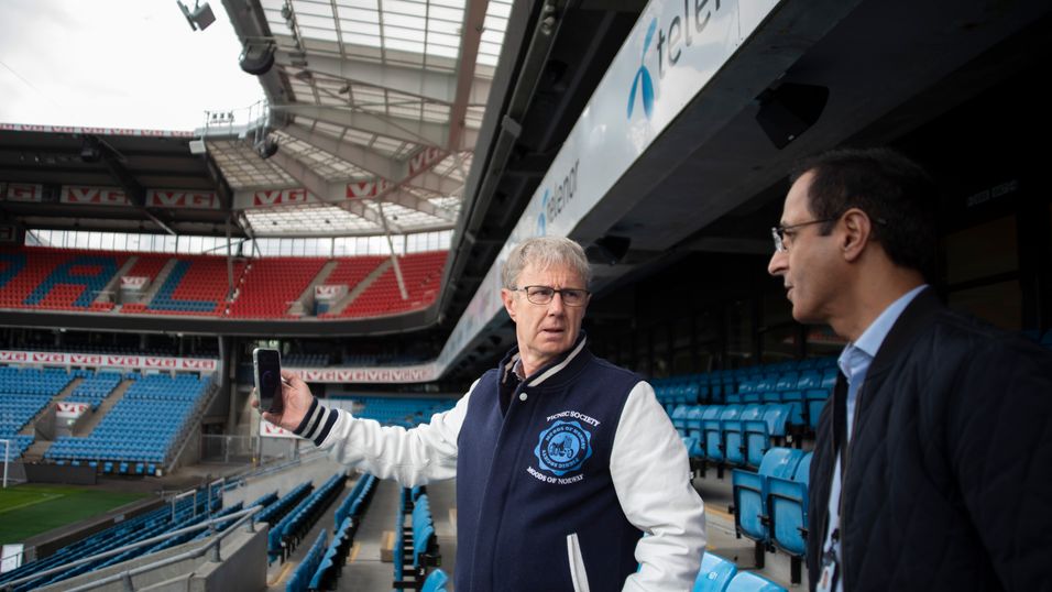 Dekningsdirektør Bjørn Amundsen og planlegger Muhammad Hussein tester det nye mobilanlegget for 4G og 5G på Ullevaal stadion. Alene som 5G-bruker på tribunen, målte Amundsen 1,8 Gbit/s. 