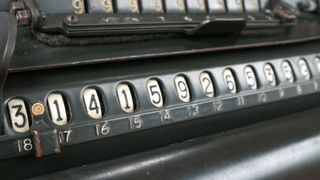 Tallet pi med mer 11 desimaler vist på en eldre maskin.