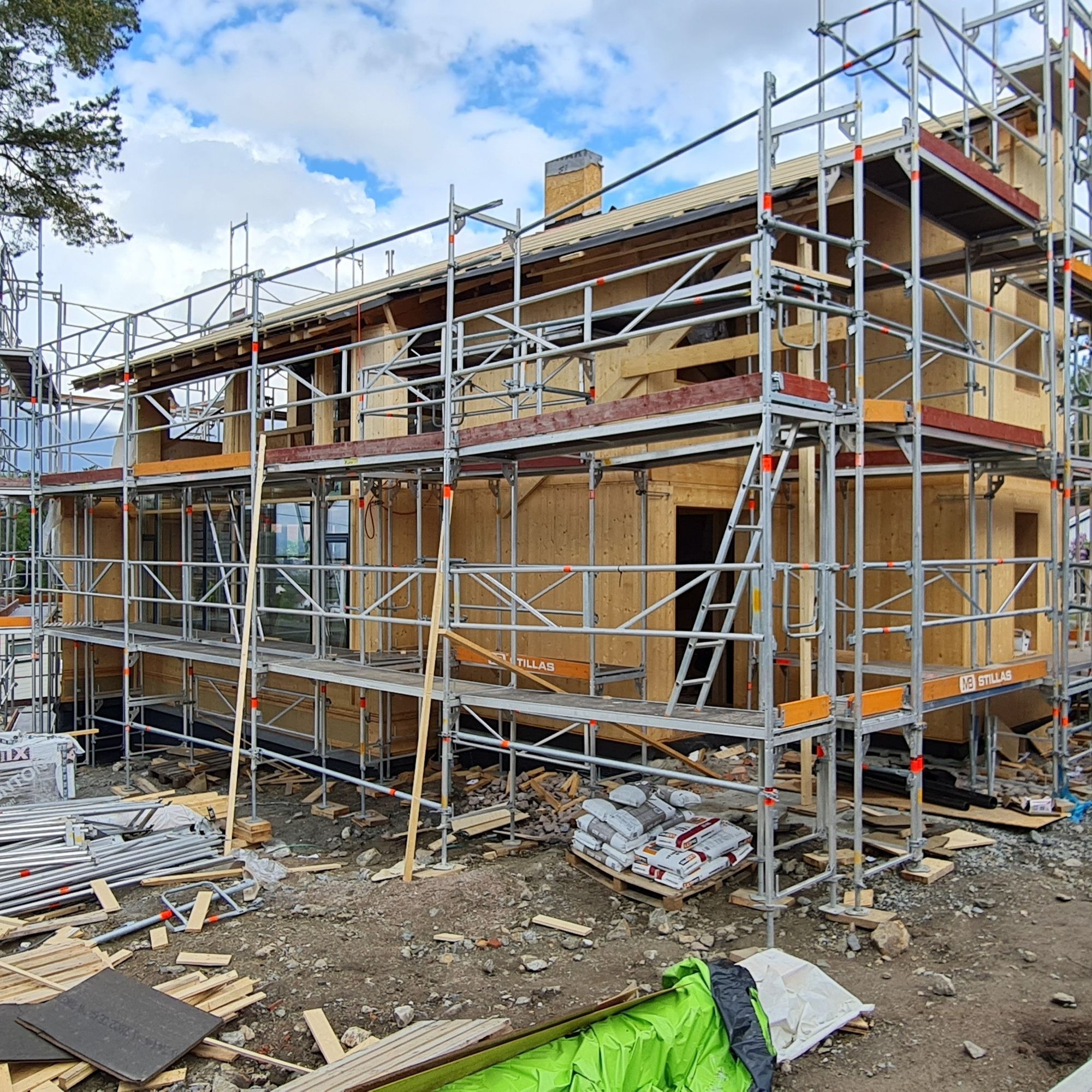 {$forumImage->getContainerUrl(300,300)}