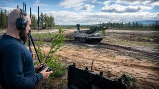 Gamle Leopard-stridsvogner er blitt nye broleggere – og de kan fjernstyres