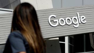 Google har inngått forlik etter at en gruppe kvinner gikk til sak og sa de fikk lavere stillinger – og dårligere lønn – enn menn med tilsvarende kvalifikasjoner.