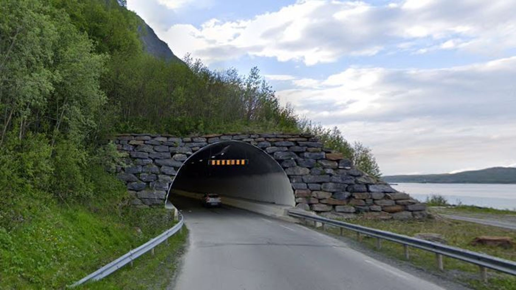 Pollfjelltunnelen på fylkesvei 868 i Lyngen er på 3,3 kilometer og inngår i kontrakten. Her ser vi søndre portal.