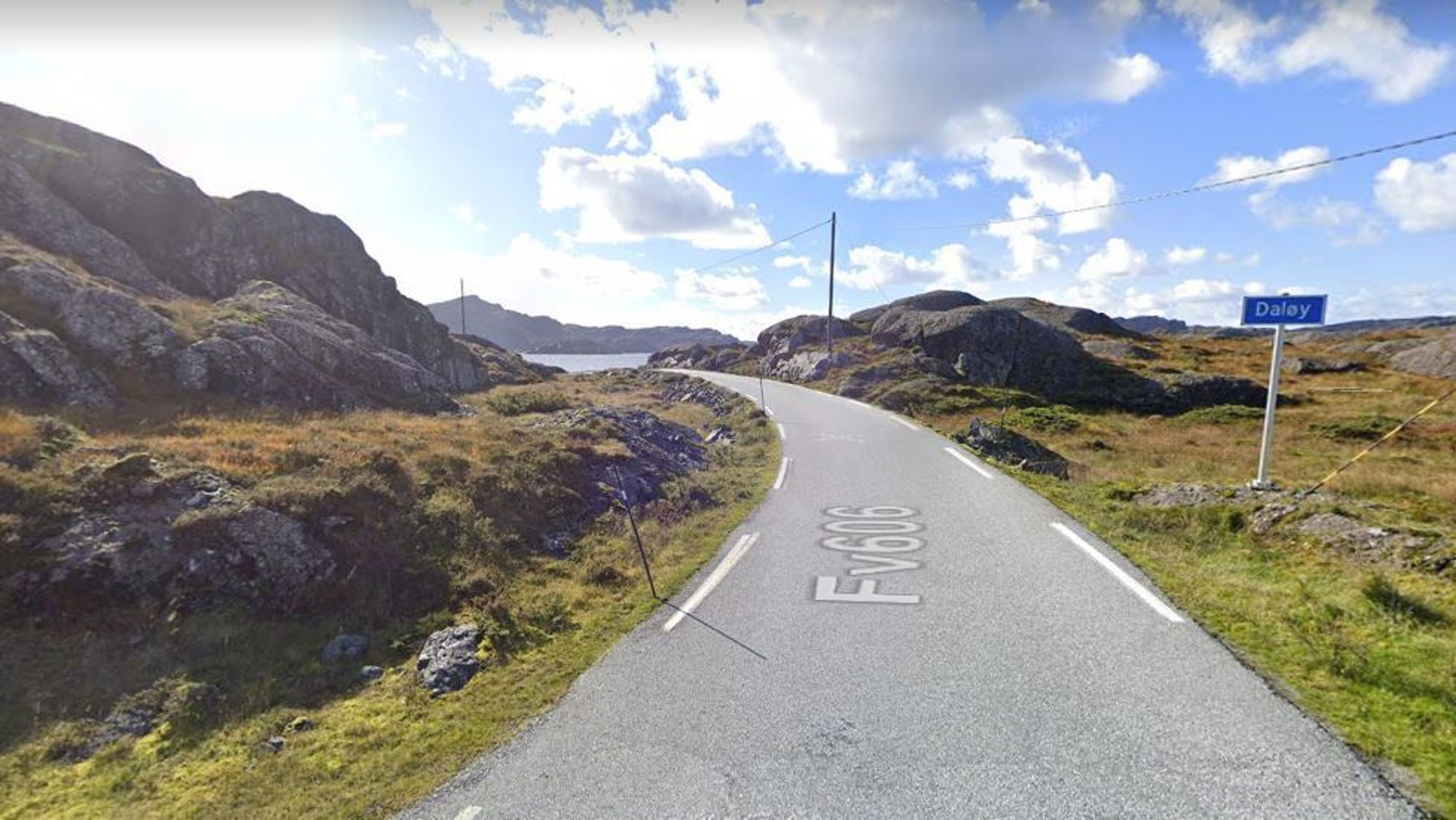 Bilde fra dagens vei rett nordøst for Daløy fergeleie. Den nye veien skal koble seg på dagens vei her et sted.