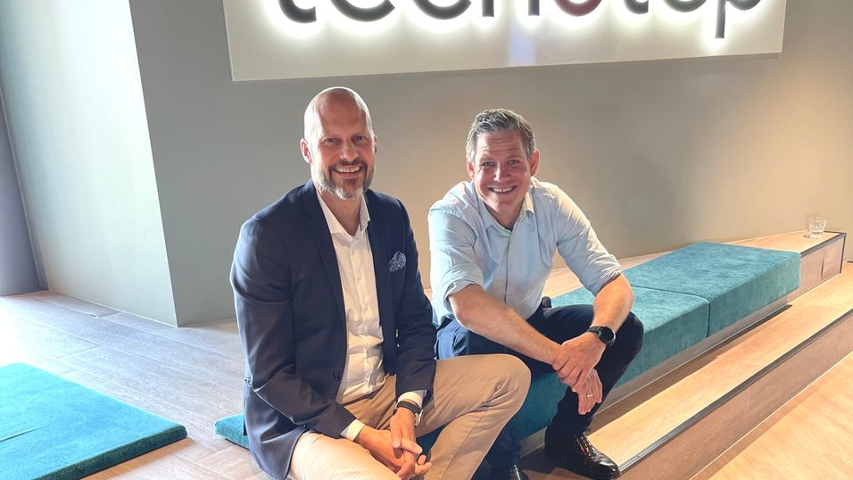 Administrerende direktør Christian Pritchard i Nortel og administrerende direktør Børge Astrup i Techstep har signert en avtale som minst skal innbringe tre millioner årlig. 