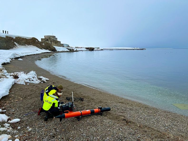 Doktorgradsstudentene Jens Einar Bremnes og Karoline Barstein gjør klar en autonom undervannsrobot som skal undersøke et område med SilCam – utviklet ved SINTEF Ocean - som filmer mikroskopiske detaljer i vannet.