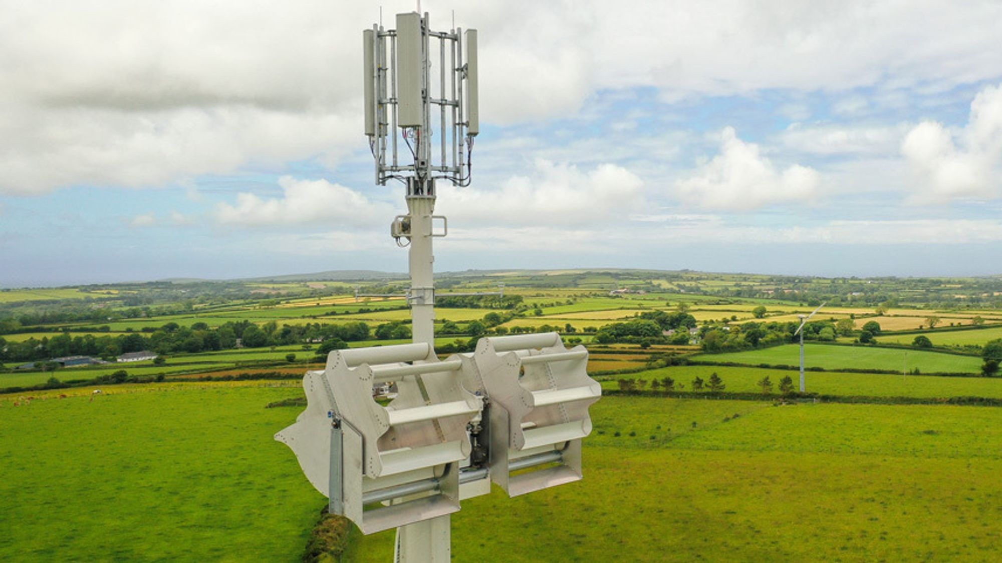 Mobilmasten Vodafone tester ut ved Eglwyswrw, fotografert med drone.