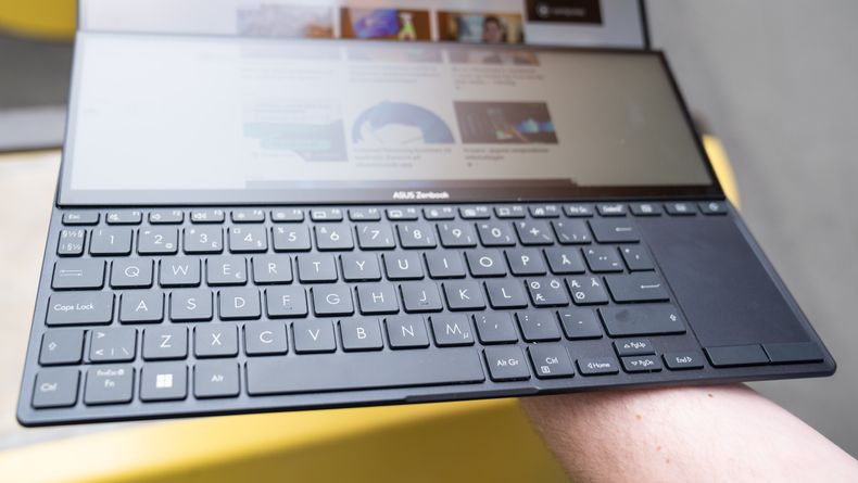 Tastatur, styreflate og sekundærskjerm på en laptop