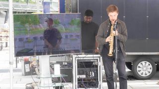 Telenorfestivalen 2022. Jazz-musikere spiller sammen via 5G på to ulike deler av Telenor-tomta på Fornebu. 