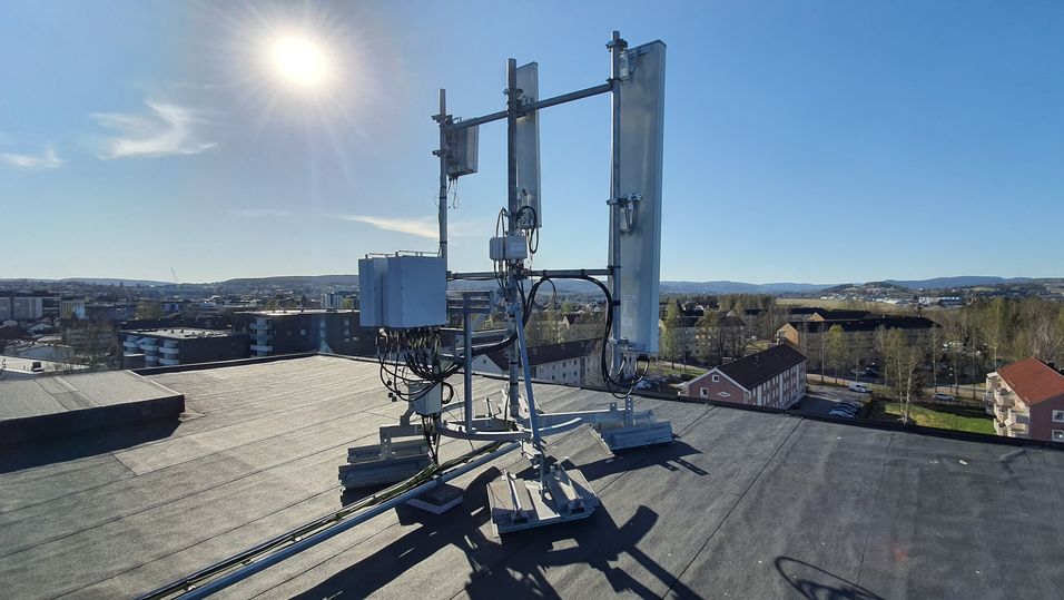 Bildet viser en basestasjonen på et bygg i Lillestrøm, der Telia åpnet sitt 5G-nett i 2020. Nå utvides nettet over hele Norge. 