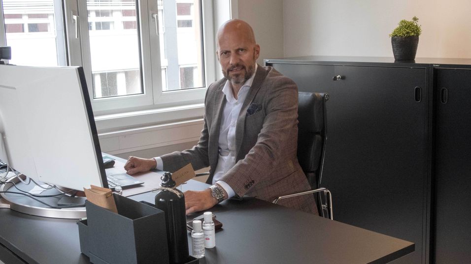 Daglig leder Christian Pritchard i kontorene til Nortel i Ålesund. Selskapet har fått en ny kontrakt i havn, som sekundærleverandør til institusjoner som Stortinget, Arbeidstilsynet, Statens Vegvesen og flere.