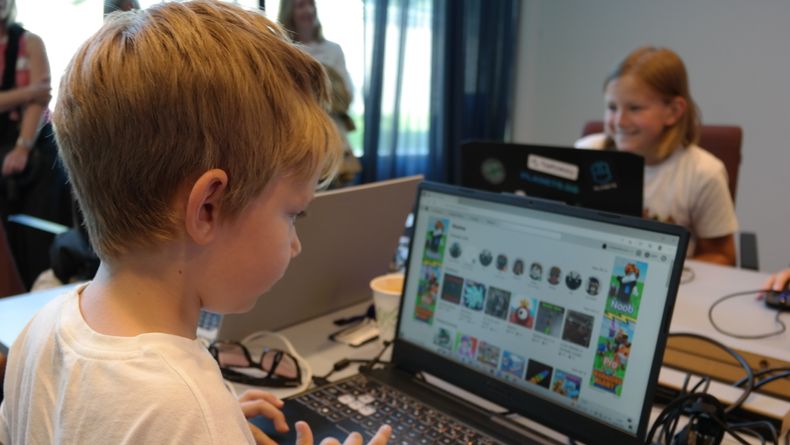 En gutt sitter foran PC-en med Roblox på skjermen.