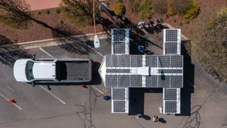 Denne mobile ladestasjon skal gi 400 km rekkevidde fra solceller