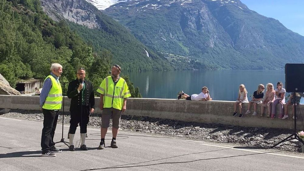 Prosjektleder i Vestland fylkeskommune, Jon Harald Huseklepp, og anleggsleder i Hæhre, Jan Lima, i samtale med konferansier Sven Flo. Samlet har de lagt ned 207.000 arbeidstimer i prosjektet – uten alvorlige hendelser.