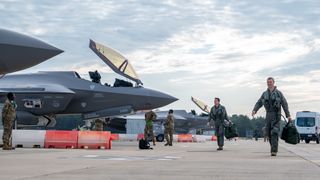 USA har nettopp startet oppbyggingen av første F-35-skvadron i Europa – nå varsler Biden ytterligere to